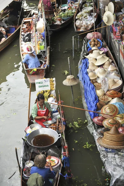 Ratchaburi,thailand -august 25:Floating Market in Ratchaburi. .The product is available for purchase. It is both the consumer and souvenirs.on the august 25,2016 in Ratchaburi,thailand