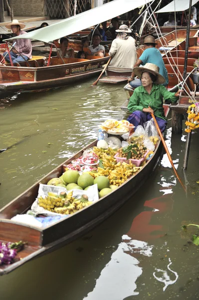 Ratchaburi,thailand -august 25:Floating Market in Ratchaburi. .The product is available for purchase. It is both the consumer and souvenirs.on the august 25,2016 in Ratchaburi,thailand