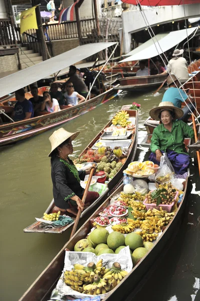 Ratchaburi,thailand -august 25:Floating Market in Ratchaburi. .The product is available for purchase. It is both the consumer and souvenirs.on the august 25,2016 in Ratchaburi,thailand