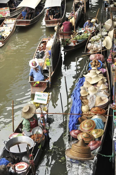 Ratchaburi,thailand -august 25:Floating Market in Ratchaburi. .The product is available for purchase. It is both the consumer and souvenirs.on the august 25,2016 in Ratchaburi,thailand