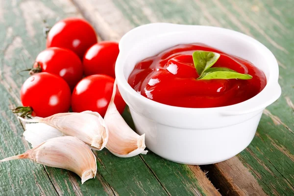 White bowl with ketchup with tomatoes and garlic