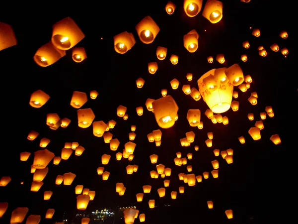 Taipei,Taiwan,february, 17th, 2011: People release sky lanterns