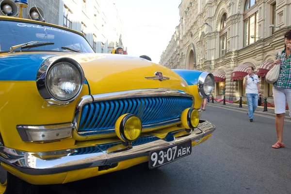 Soviet police retro car Volga GAZ-21 retro rally Gorkyclassic about Gum, Moscow, a fragment of the front