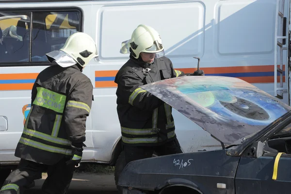 Firefighters open the hood and disconnect the battery emergency vehicle on the teachings of the Ministry of emergency situations, Moscow