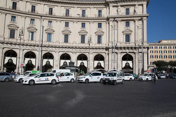 Large Amounts of Taxi\'s in Rome