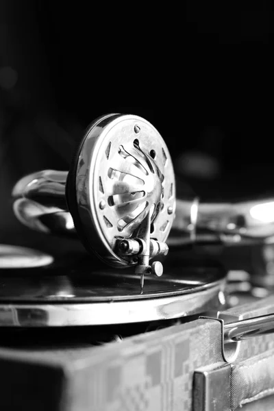 Photo of an old gramophone with a plate