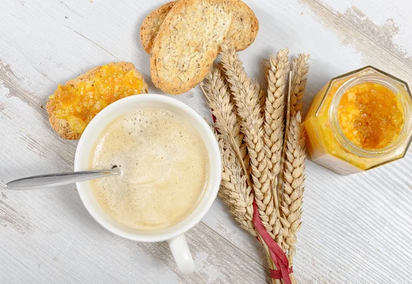 烤面包和桔子果酱一起吃早餐 - 图库照片philip