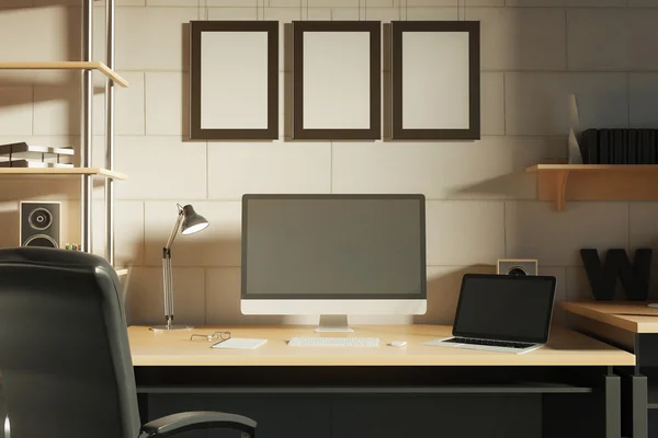 创意设计师工作场所与空白电脑显示器、 笔记