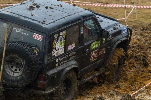 Off-road vehicle brand Nissan (No. 209) overcomes the track