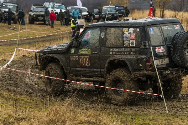 Off-road vehicle brand Nissan (No. 209) overcomes the track