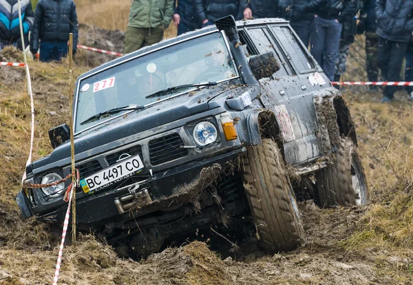 Off-road vehicle brand Nissan (No. 277) overcomes the track