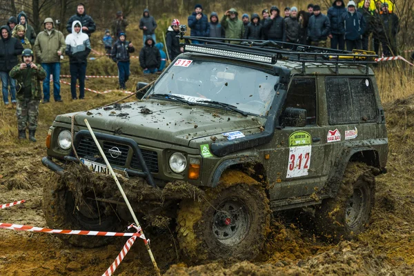 Off-road vehicle brand Nissan (No. 312) overcomes the track