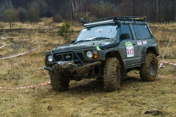 Off-road vehicle brand Nissan (No. 312) overcomes the track