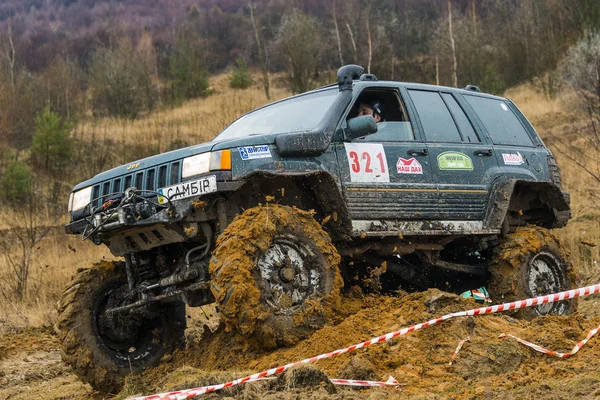 Off-road vehicle brand Jeep Cherokee overcomes a track