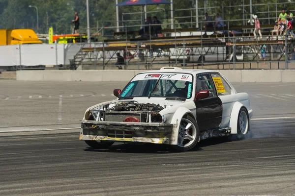 Drift car brand BMW without hood overcomes the track