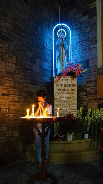 Asian pray,  Notre Dame cathedral