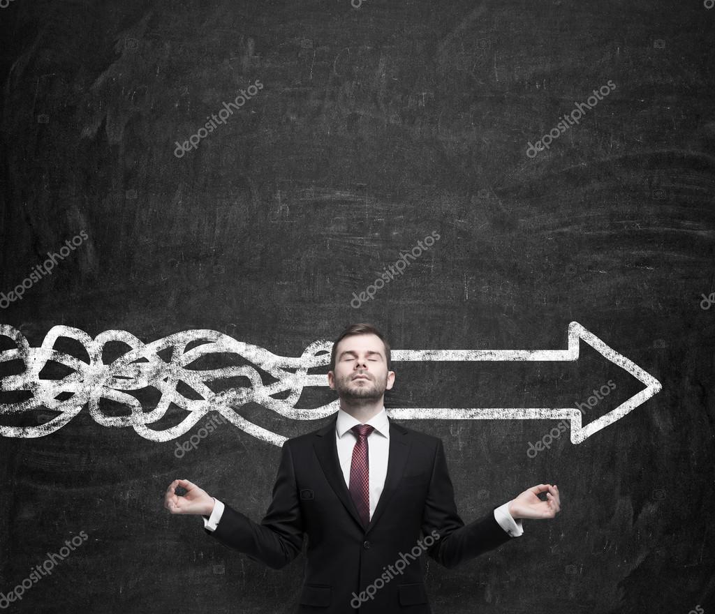 Meditatieve jonge zakenman is proberen te vinden van de beste ...