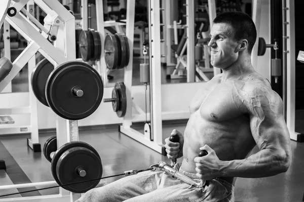 Grueling training professional bodybuilder in the gym