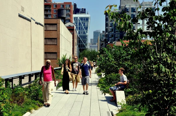 NYC: People at the High Line Park