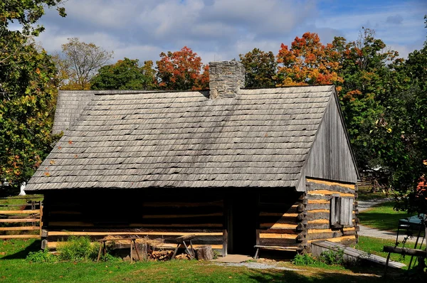 Lancaster, Pennsylvania:  Log Cabin Farm Fachwerk House
