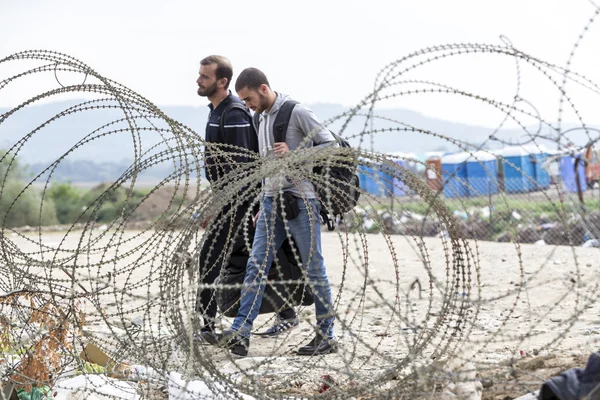 Hundreds of immigrants are in a wait at the border between Greec