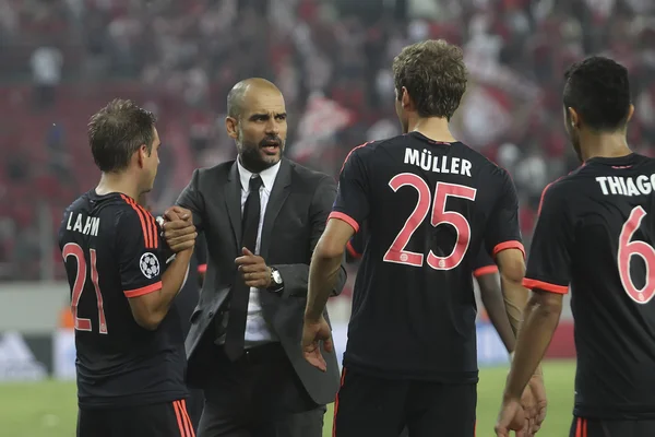 Coach Josep Guardiola celebrates with the players of Bayern Munc