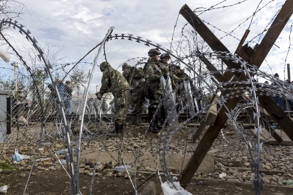 The army of F.Y.R. of Macedonia continues the fence construction