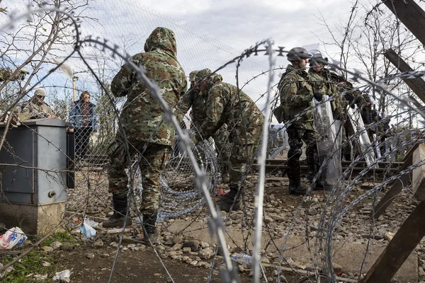The army of F.Y.R. of Macedonia continues the fence construction