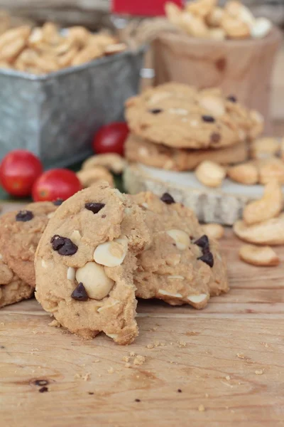 Oatmeal cookies with chocolate and nuts is delicious.