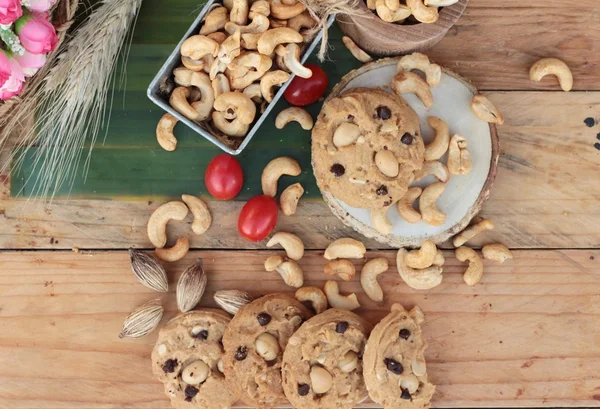 Oatmeal cookies with chocolate and nuts is delicious.