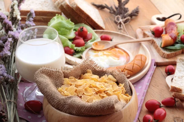 鸡蛋、 香肠、 面包、 沙拉蔬菜和牛奶一起吃早