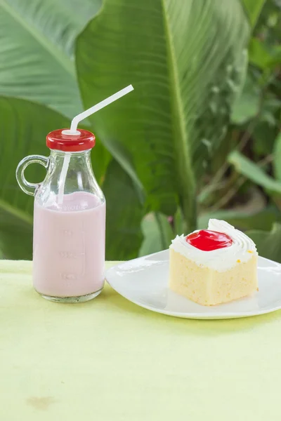 Cake Strawberry and Strawberry flavour milk
