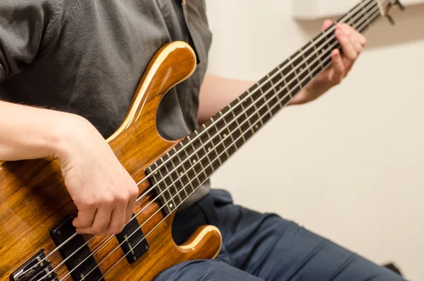 Bass player detail