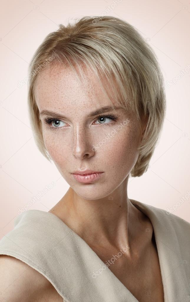 Su una faccia da escoriazioni che togliere macchie scure