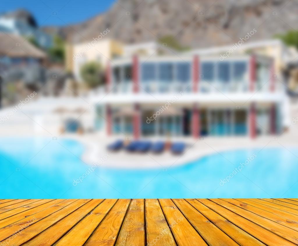 Wood table in perspective Blurred hotel with pool — Stock Photo Wood table in perspective Blurred hotel with pool — Stock Photo