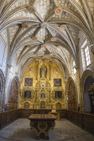 The Main Sacristy of the Cathedral of Cuenca, style of transition from the Gothic to the Plateresque. This is a stay rectangular with ribbed vaults profusely decorated. The Bureau of the center is made of marble with