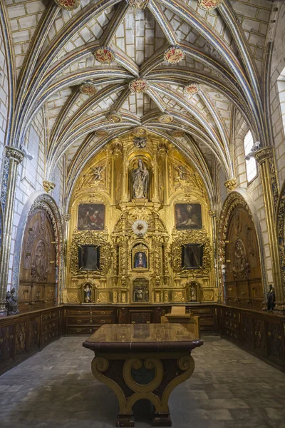 The Main Sacristy of the Cathedral of Cuenca, style of transition from the Gothic to the Plateresque. This is a stay rectangular with ribbed vaults profusely decorated. The Bureau of the center is made of marble with