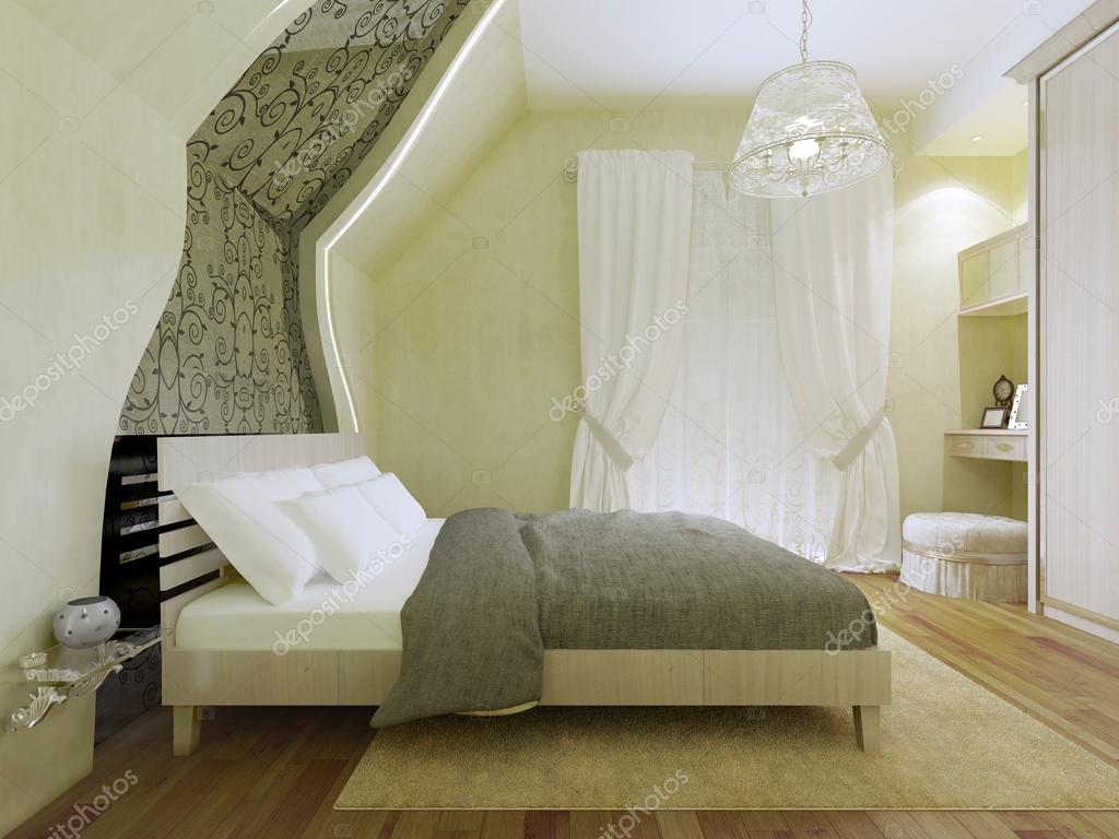 Slaapkamer met patroon spiegel langs de geneigd muur — stockfoto ...