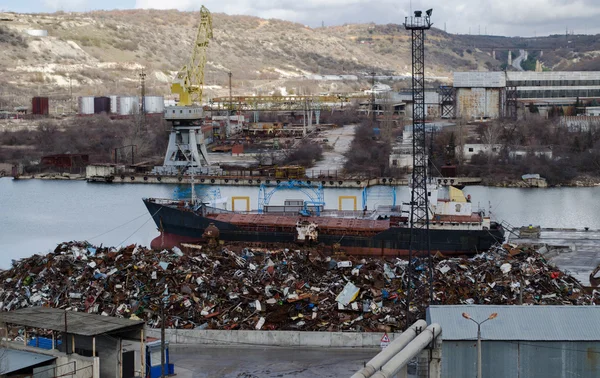 Recycling, loading scrap metal in the ship