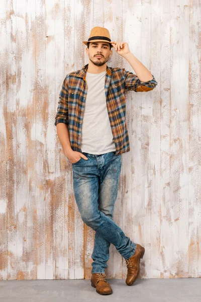 年轻男子调整他的帽子 - 图库照片gstockstudio