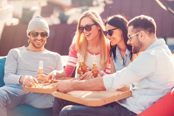 People eating pizza and drinking beer