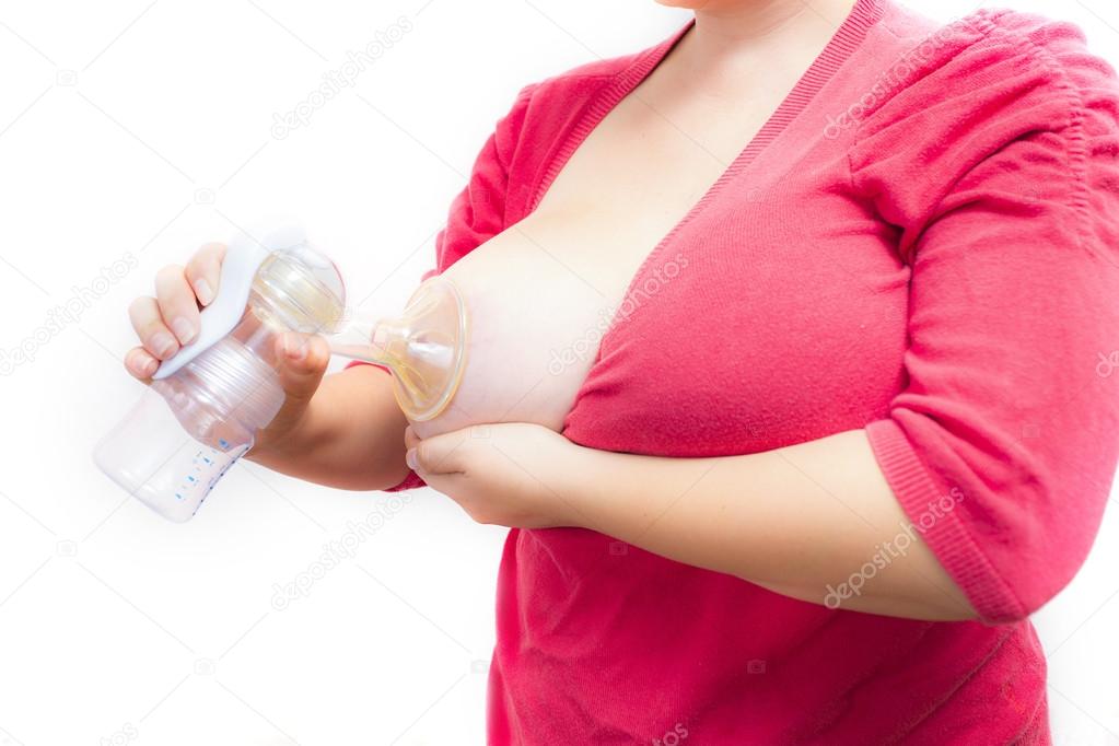 Женщина оголяет натуральные груди и массирует соски до появления молока