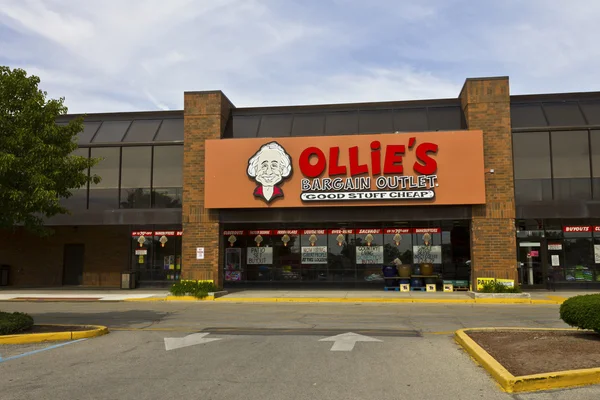 Indianapolis - Circa June 2016: Ollie\'s Bargain Outlet. Ollie\'s Carries a Wide Range of Closeout Merchandise I