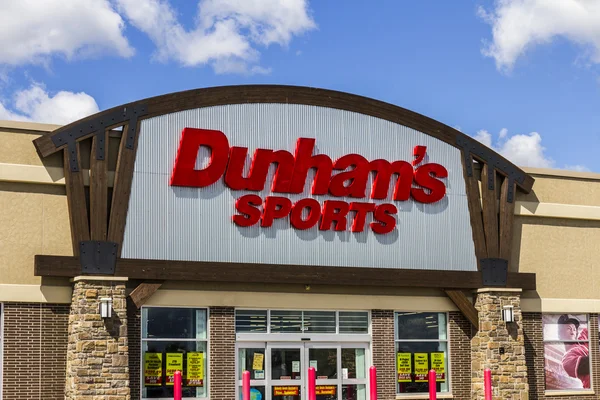 Muncie - Circa September 2016: Dunham\'s Sports Retail Strip Mall Location. Dunham\'s Sports is a Sporting Goods Chain Located in the U.S. Midwest I