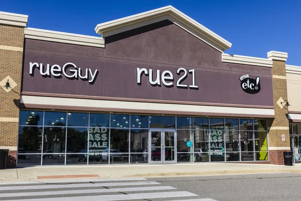 Ft. Wayne - Circa September 2016: rue21 Retail Strip Mall Location. rue21 is owned by Apax Partners I