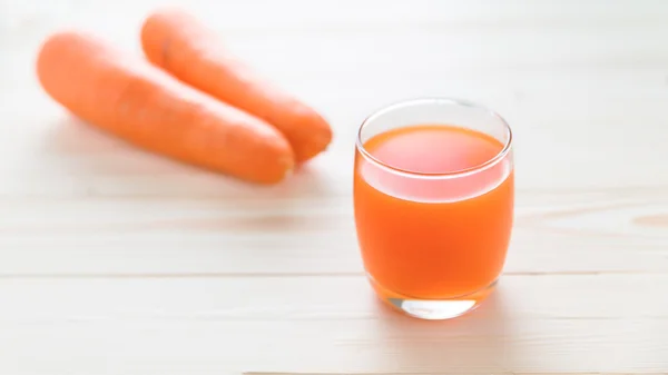 Carrot juice and fresh carrot