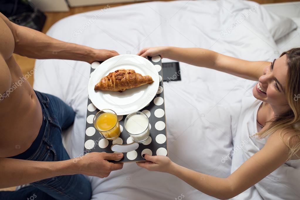 Resultado de imagen de DESAYUNO EN LA CAMA