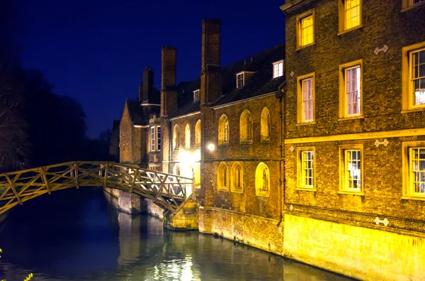 CAMBRIDGE, UK - JANUARY 18, 2015: river Cam and old college buildings in the night