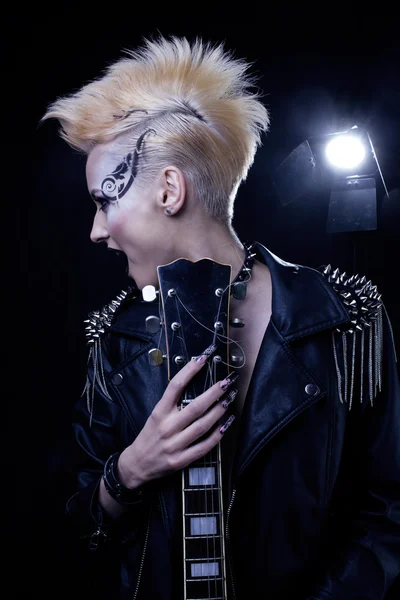 时尚摇滚风格模型<em>女孩</em>画像。<em>发型</em>。<em>朋克</em>女子化