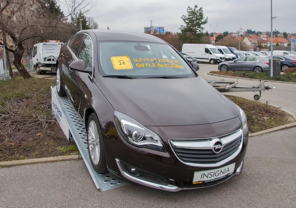 Opel Insignia in front of car store